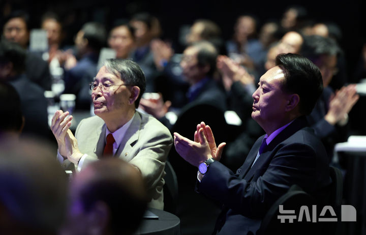 [서울=뉴시스] 조수정 기자 = 윤석열 대통령이 6일 서울 중구 더플라자호텔에서 열린 한국법학교수회 창립 60주년 기념식 및 학술대회에 참석해 박수치고 있다. 왼쪽은 윤 대통령의 스승인 송상현 서울대 명예교수. (대통령실통신사진기자단) 2024.09.06. chocrystal@newsis.com