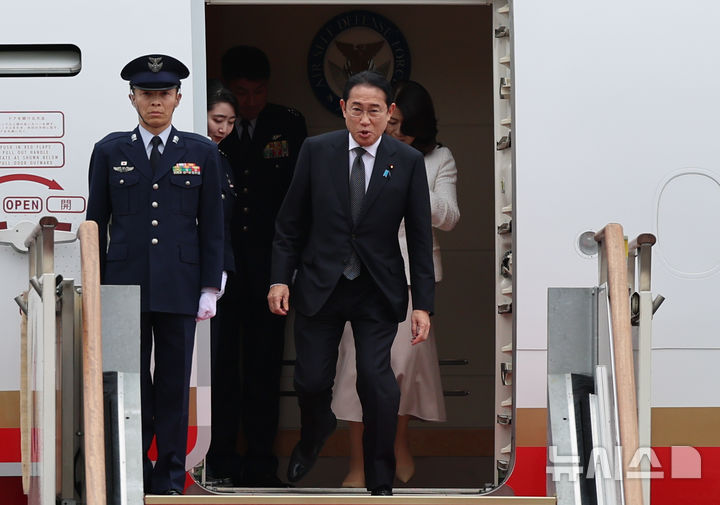 [성남=뉴시스] 김근수 기자 = 한일 정상회담을 위해 기시다 후미오 일본 총리와 부인 기시다 유코 여사가 6일 경기도 성남 서울공항을 통해 입국하고 있다. 2024.09.06. ks@newsis.com