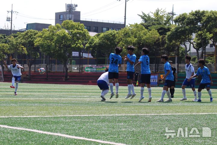 [제주=뉴시스] 양영전 기자 = 제18회 제주도교육감배 전도학교스포츠클럽축전이 열린 7일 오후 제주시 연동 제주중앙중학교에서 축구 중학생 경기가 열리고 있다. 2024.09.07. 0jeoni@newsis.com 