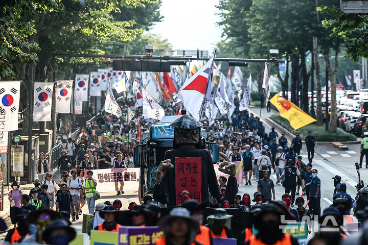 [서울=뉴시스] 김근수 기자 = UN이 지정한 푸른하늘의 날인 7일 서울 강남구 서울지하철 2호선 강남역 인근에서 907 기후정의행진에서 참가자들이 행진하고 있다. 푸른 하늘의 날(9월7일)은 대기환경의 중요성을 알리고, 기후변화에 대한 이해와 관심을 높이기 위해 2019년 국제연합(UN) 기후행동 정상회의에서 대한민국의 제안으로 제정된 최초의 국제연합 기념일이자 국가기념일이다. 2024.09.07. ks@newsis.com