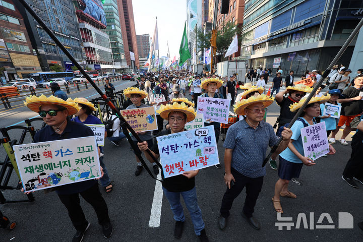 [서울=뉴시스] 김근수 기자 = UN이 지정한 푸른하늘의 날인 7일 서울 강남구 서울지하철 2호선 강남역 인근에서 907 기후정의행진에서 참가자들이 행진하고 있다. 푸른 하늘의 날(9월7일)은 대기환경의 중요성을 알리고, 기후변화에 대한 이해와 관심을 높이기 위해 2019년 국제연합(UN) 기후행동 정상회의에서 대한민국의 제안으로 제정된 최초의 국제연합 기념일이자 국가기념일이다. 2024.09.07. ks@newsis.com