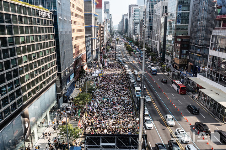 [서울=뉴시스] 김근수 기자 = UN이 지정한 푸른하늘의 날인 7일 서울 강남구 서울지하철 2호선 강남역 인근에서 907 기후정의행진에서 참가자들이 집회를 하고 있다. 푸른 하늘의 날(9월7일)은 대기환경의 중요성을 알리고, 기후변화에 대한 이해와 관심을 높이기 위해 2019년 국제연합(UN) 기후행동 정상회의에서 대한민국의 제안으로 제정된 최초의 국제연합 기념일이자 국가기념일이다. 2024.09.07. ks@newsis.com