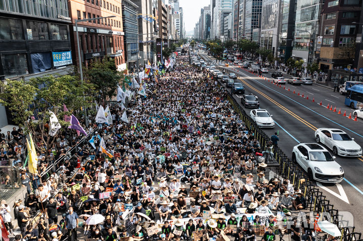 [서울=뉴시스] 김근수 기자 = UN이 지정한 푸른하늘의 날인 7일 서울 강남구 서울지하철 2호선 강남역 인근에서 907 기후정의행진에서 참가자들이 집회를 하고 있다. 푸른 하늘의 날(9월7일)은 대기환경의 중요성을 알리고, 기후변화에 대한 이해와 관심을 높이기 위해 2019년 국제연합(UN) 기후행동 정상회의에서 대한민국의 제안으로 제정된 최초의 국제연합 기념일이자 국가기념일이다. 2024.09.07. ks@newsis.com