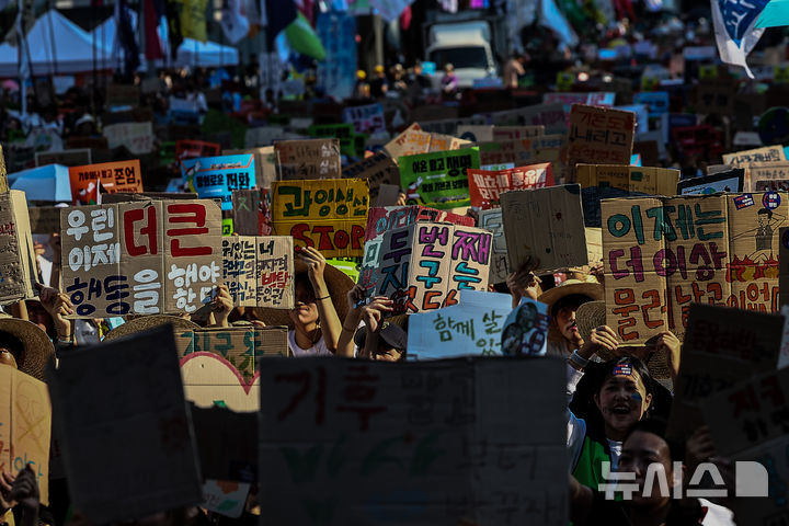 [서울=뉴시스] 김근수 기자 = UN이 지정한 푸른하늘의 날인 7일 서울 강남구 서울지하철 2호선 강남역 인근에서 907 기후정의행진에서 참가자들이 손팻말을 들고 구호를 외치고 있다. 푸른 하늘의 날(9월7일)은 대기환경의 중요성을 알리고, 기후변화에 대한 이해와 관심을 높이기 위해 2019년 국제연합(UN) 기후행동 정상회의에서 대한민국의 제안으로 제정된 최초의 국제연합 기념일이자 국가기념일이다. 2024.09.07. ks@newsis.com