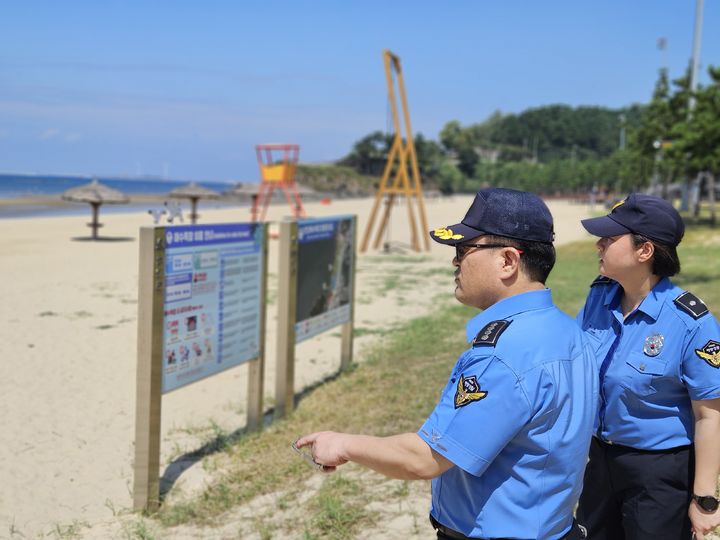 주말인 7일 부안해양경찰서 서영교 서장(왼쪽) 등이 관내 해수욕장에서 안전관리 실태를 점검하고 있다. (사진=해경 제공) *재판매 및 DB 금지