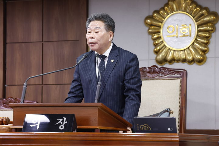 [순천=뉴시스] 전남 순천시의회 강형구 의장이 임시회 2차 본회의 사회를 보고 있다. (사진=순천시의회 제공) 2024.09.08. photo@newsis.com *재판매 및 DB 금지