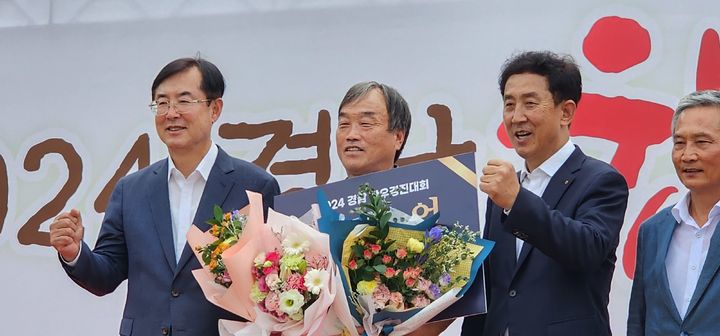 [창원=뉴시스]김기진=사진 왼쪽부터 안병우 축산경제대표, 경남한우경진대회 수상 축산농가, 김용욱 합천축협조합장(부울경축협협의회장), 박종호 함양산청축협조합장. 2024.09.03.sky@newsis.com *재판매 및 DB 금지