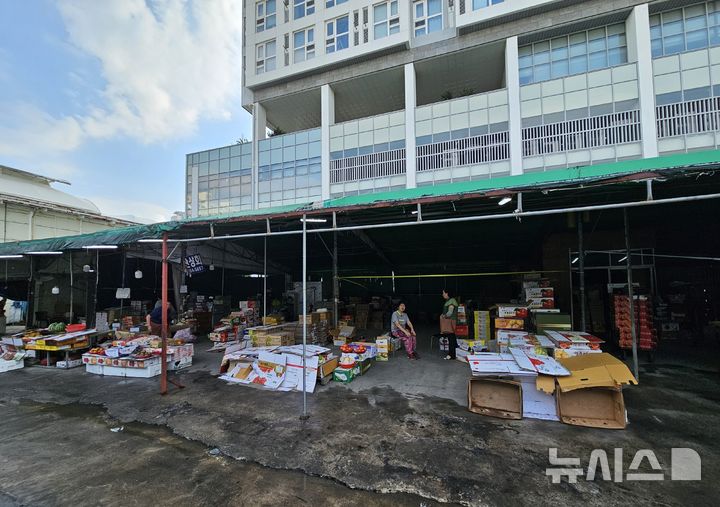 [창원=뉴시스]마산 청과시장 화재피해 상인들이 지난 7일 시장 인근 도유지 임시영업장에서서 영업을 재개했다.(사진=경남도 제공) 2024.09.08. photo@newsis.com