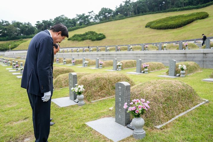 [부산=뉴시스 ]박형준 부산시장이 취임 후 처음으로 광주시를 방문해 국립5.18민주묘지를 참배했다. (사진=부산시 제공) 2024.09.08. photo@newsis.com *재판매 및 DB 금지