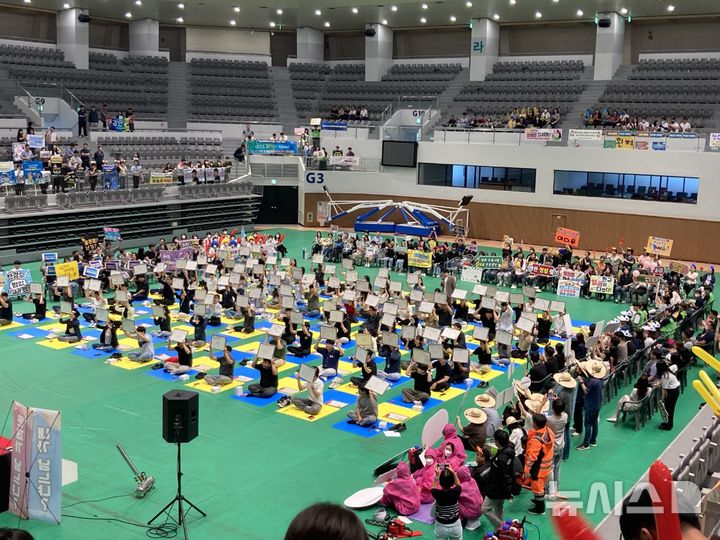 [포항=뉴시스] 송종욱 기자 = 지난 6일 포항종합운동장 체육관에서 지역 17개 공공 기관의 반부패 협의체인 '청렴 프렌즈'와 포항시청 직원이 참여해 '울려라~도전! 청렴 골든벨'이 열리고 있다. (사진=포항시 제공) 2024.09.08. photo@newsis.com