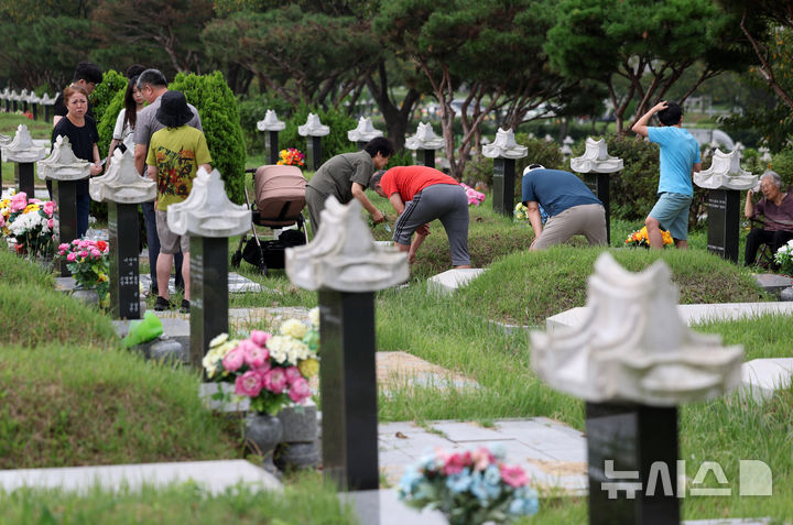 [인천=뉴시스] 김명년 기자 = 추석 연휴를 일주일 앞둔 8일 오전 인천 부평구 인천가족공원에서 성묘객들이 성묘를 하고 있다. 2024.09.08. kmn@newsis.com