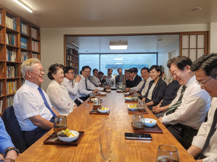 [서울=뉴시스] 권창회 기자 = 이재명 더불어민주당 대표를 비롯한 지도부가 8일 경남 양산시 하북면 평산마을 문 전 대통령 사저에서 문재인 전 대통령 내외와 대화를 나누고 있다. (사진=더불어민주당 제공) 2024.09.08. photo@newsis.com *재판매 및 DB 금지