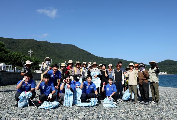 [경남소식]무학, 반려해변인 거제 학동해변 환경정화 등