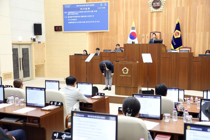 [세종=뉴시스] 송승화 기자 = 10일 오전 세종시 보람동 시의회 본회의장에서 최원석 의원이 고개 숙이고 있다. 2024.09.10. ssong1007@newsis.com *재판매 및 DB 금지