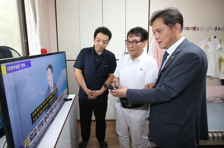 [서울=뉴시스] 김태규 방송통신위원회 위원장 직무대행이 시각·청각장애인용 맞춤형 TV를 보급 받은 과천 소재의 구세군과천양로원을 10일 방문했다. (사진=방통위 제공) *재판매 및 DB 금지