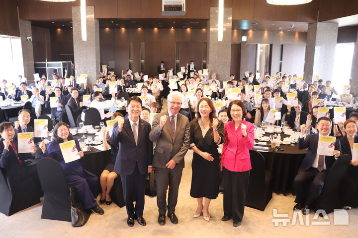 [서울=뉴시스] 강인선 외교부 2차관은 10일 오전 외교부와 글로벌펀드가 '감염병 대응'을 주제로 공동 개최한 '2024 한-글로벌펀드 감염병 대응을 위한 고위급 심포지엄 및 조달포럼'에서 참석해 기념촬영을 하고 있다. (사진= 외교부 제공) 