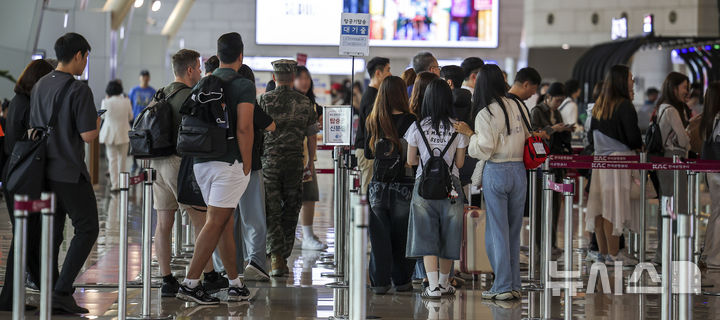 [서울=뉴시스] 정병혁 기자 = 10일 서울 강서구 김포공항 국내선 탑승장에서 여행객들이 탑승수속을 하기 위해 줄 서 있다. 제주도관광협회는 추석 귀성 행렬이 시작되는 12일부터 18일까지 추석 연휴 기간 29만7000여명이 제주를 찾을 것으로 보인다고 밝혔다. 이는 지난해 코로나19 엔데믹 이후 처음 맞았던 추석 연휴 기간 31만4602명과 비교해 5.6％ 줄어든 수치다. 2024.09.10. jhope@newsis.com