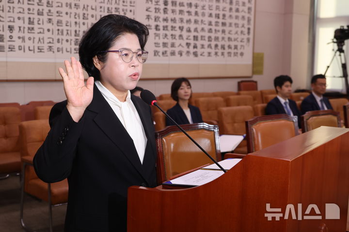 [서울=뉴시스] 조성봉 기자 = 김복형 헌법재판소 재판관 후보자가 10일 오전 서울 여의도 국회 법제사법위원회에서 열린 인사청문회에서 선서를 하고 있다. 2024.09.10. suncho21@newsis.com