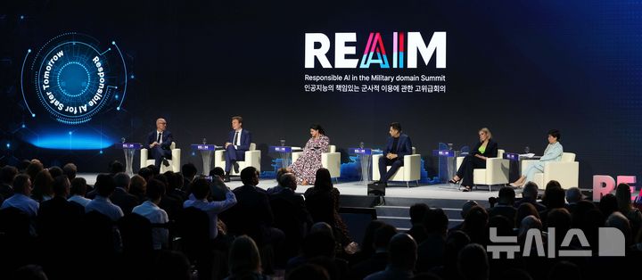 [서울=뉴시스] 김선웅 기자 = 10일 서울 중구 롯데호텔에서 열린 2024 인공지능의 책임있는 군사적 이용에 관한 고위급회의(REAIM)에서 참석 연사들이 '군사 분야 AI 미래 거버넌스 구상' 본회의를 갖고 군사분야 AI 관련 현행 국제 제도 및 협력 강화 전략, 조치 등을 논의하고 있다. 왼쪽부터 로빈 가이스 유엔군축연구소 소장, 루벤 브레이클만스 네덜란드 국방장관, 데니스 가르시아 노스이스턴대 교수, 프라나브 미스트리 투플랫폼 CEO, 레이첼 아담스 AI 거버넌스 글로벌 센터 CEO 겸 창립자, 이즈미 나카미츠 유엔군축고위대표. 2024.09.10. mangusta@newsis.com