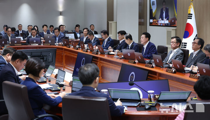 [서울=뉴시스] 조수정 기자 = 윤석열 대통령이 10일 서울 용산 대통령실 청사에서 열린 제39회 국무회의를 주재하고 있다. 2024.09.10. chocrystal@newsis.com