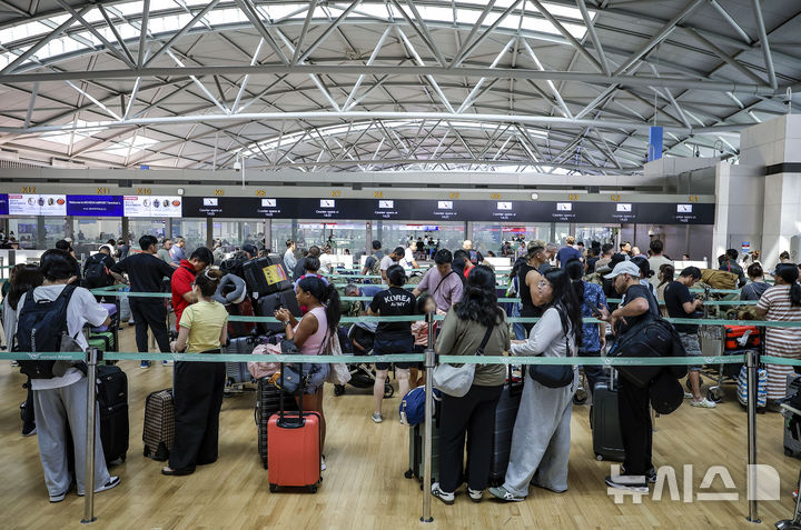 [인천공항=뉴시스] 정병혁 기자 = 10일 인천국제공항 제1여객터미널 출국장에서 여행객들이 출국 수속을 위해 줄 서 있다. 인천국제공항공사가 이번 추석연휴 특별 교통대책 기간인 13일부터 18일까지 총여객 120만 4000명(일평균 20만 1000명)이 인천공항을 이용해 역대 추석연휴 최다기록을 경신할 전망이라고 밝혔다. 이 수치는 이전 추석 연휴 최고치인 2017년의 18만7623명보다 7%가량 높다. 추석 연휴기간 중 이용객이 가장 많은 날은 18일로 21만 3000명의 여객이 인천공항을 이용할 것으로 예측됐다. 2024.09.10. jhope@newsis.com