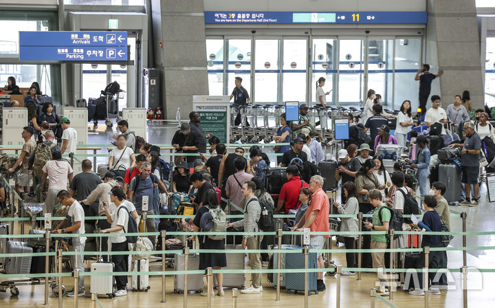 [인천공항=뉴시스] 정병혁 기자 = 10일 인천국제공항 제1여객터미널 출국장이 이용객들로 붐비고 있다. 인천국제공항공사가 이번 추석연휴 특별 교통대책 기간인 13일부터 18일까지 총여객 120만 4000명(일평균 20만 1000명)이 인천공항을 이용해 역대 추석연휴 최다기록을 경신할 전망이라고 밝혔다. 이 수치는 이전 추석 연휴 최고치인 2017년의 18만7623명보다 7%가량 높다. 추석 연휴기간 중 이용객이 가장 많은 날은 18일로 21만 3000명의 여객이 인천공항을 이용할 것으로 예측됐다. 2024.09.10. jhope@newsis.com