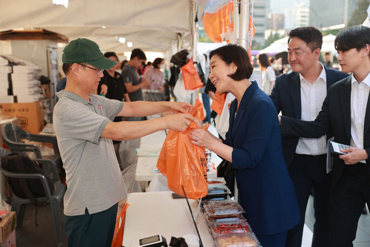 [서울=뉴시스] 추상철 기자 = 오영주 중소벤처기업부 장관이 지난 10일 서울 종로구 청계광장 일대에서 열린 ‘동행축제 전통시장 판매전’에서 판매부스를 둘러보며 제품을 구매하고 있다. (사진= 중소벤처기업부 제공) 2024.09.10. photo@newsis.com *재판매 및 DB 금지