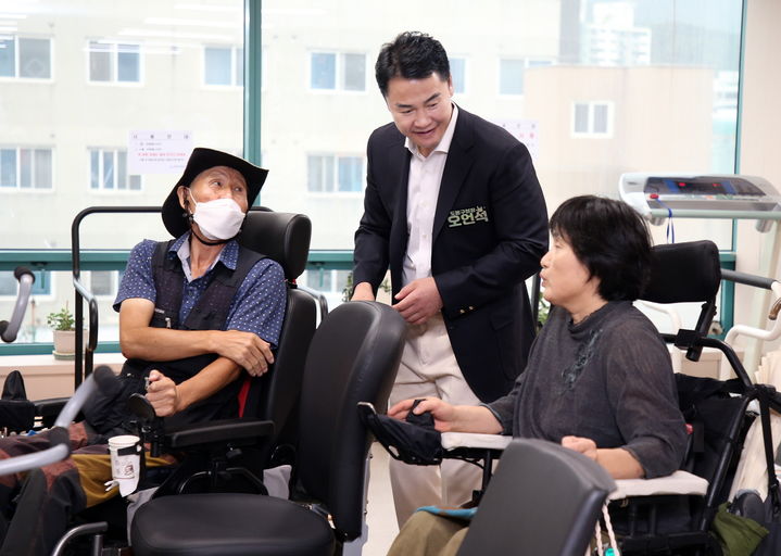 [서울=뉴시스] 오언석 도봉구청장이 도봉구 지체장애인 전용 쉼터 개소식에 참석한 주민들과 인사를 나누고 있다. 2024.09.11. (사진=도봉구 제공) *재판매 및 DB 금지