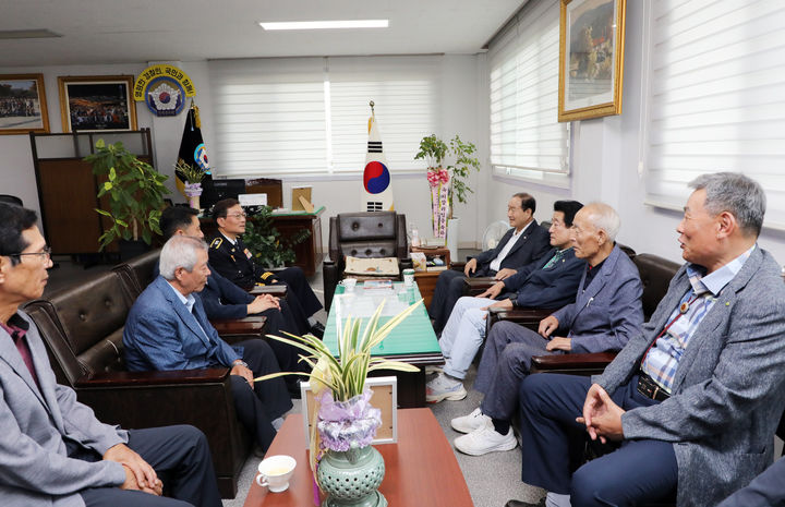 [전주=뉴시스] 전북경찰청은 최종문 전북청장이 전북재향경우회 사무실을 찾아 전직 경찰관과의 만남을 가졌다고 11일 밝혔다. (사진=전북경찰청 제공). 2024.09.11. photo@newsis.com *재판매 및 DB 금지