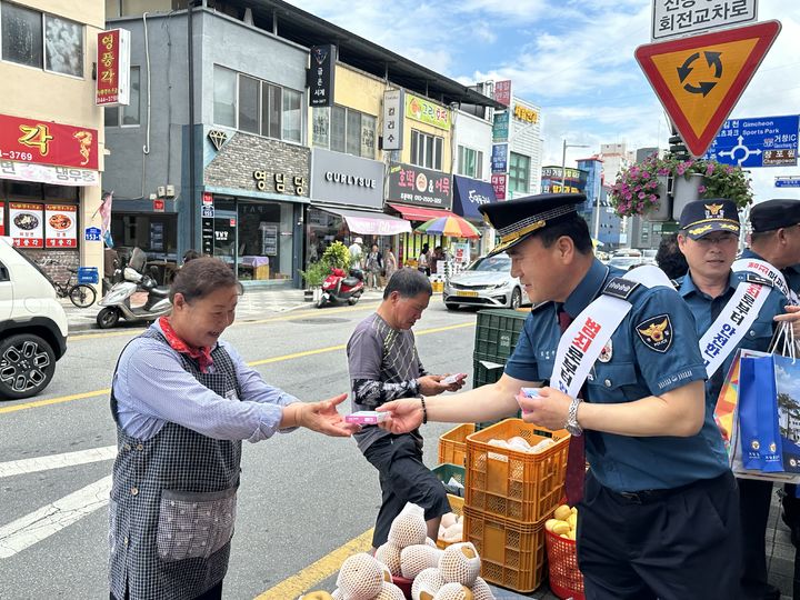 [거창=뉴시스] 거창군청 거창경찰서 추석 대비 합동 범죄예방활동 *재판매 및 DB 금지 *재판매 및 DB 금지