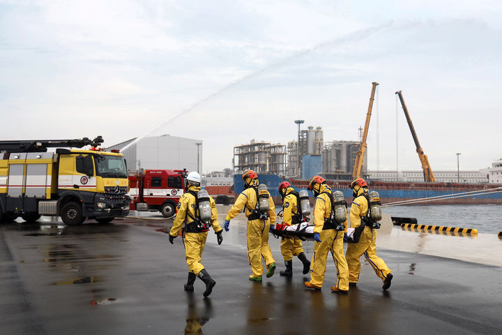 [부산=뉴시스] 11일 화학보호복을 입은 해양경찰과 특수화학구조대가 연료(LNG) 유출로 인한 부상자를 이송하고 있다. (사진=남해지방해양경찰청 제공) 2024.09.11. photo@newsis.com *재판매 및 DB 금지