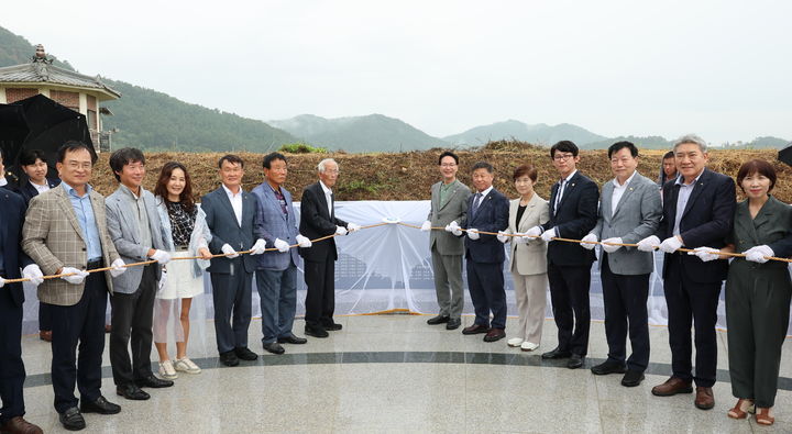 11일 고창군 심원면 궁산저수지에서 열린 '고창 소작답 양도투쟁 농민운동 기념탑 제막식', 심덕섭 군수(가운데 오른쪽 첫번째)를 비롯한 관계자들이 기념탑 제막 전 사진을 찍고 있다. *재판매 및 DB 금지