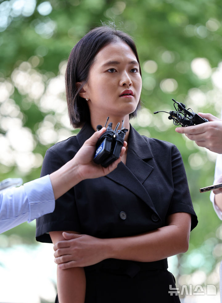 [서울=뉴시스] 김금보 기자 = 김유영 삼성서울병원 전공의 대표가 11일 오전 서울 마포구 서울경찰청 광역수사단에서 대한의사협회 전·현직 간부들의 의료법 위반 방조 혐의 관련 참고인 조사에 출석하며 취재진 질문에 답하고 있다. 2024.09.11. kgb@newsis.com