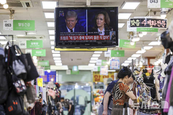 [서울=뉴시스] 정병혁 기자 = 지난 11일 서울의 한 상가에 카멀라 해리스 미국 민주당 대선 후보와 도널드 트럼프 공화당 후보의 첫 TV토론이 생중계 되는 모습. 2024.09.14. jhope@newsis.com