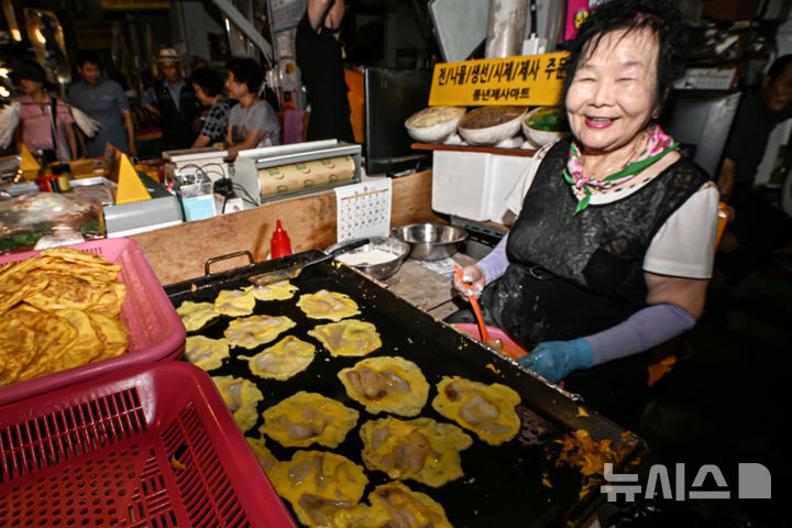 [광주=뉴시스] 이영주 기자 = 민족의 대명절 추석 연휴를 앞둔 11일 오전 광주 서구 양동시장에서 한 상인이 제수용 전을 부치고 있다. 2024.09.11. leeyj2578@newsis.com