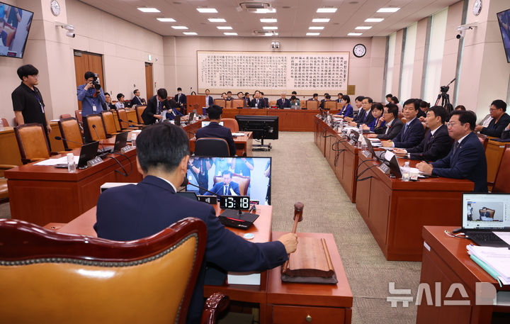 [서울=뉴시스] 고승민 기자 = 정청래 국회 법사위원장이 11일 서울 여의도 국회에서 열린 제418회 국회 정기회 제5차 법제사법위원회에서 김건희 여사 특검법 등 안건을 상정하고 있다. 2024.09.11. kkssmm99@newsis.com