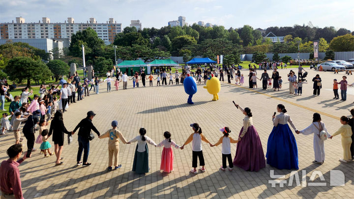 [광주=뉴시스] 광주 곳곳서 추석 전통놀이. (사진=광주시청 제공). photo@newsis.com *재판매 및 DB 금지