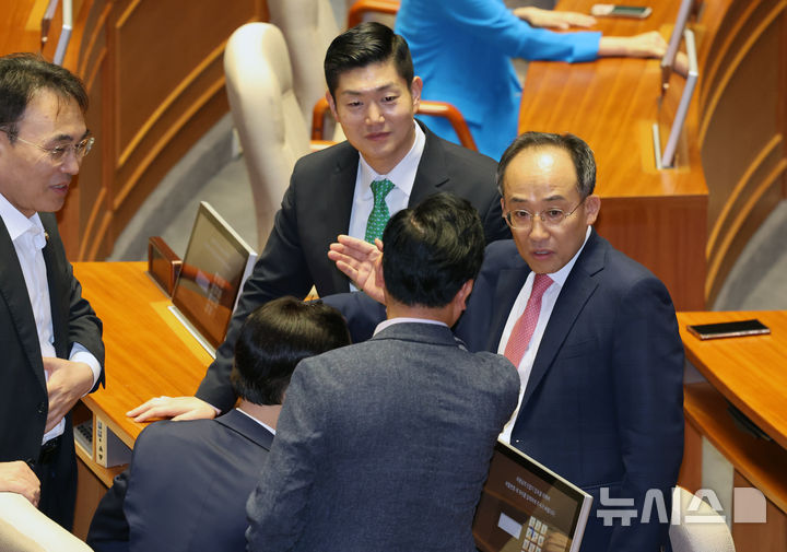 [서울=뉴시스] 조성우 기자 = 추경호(오른쪽) 국민의힘 원내대표가 11일 오후 서울 여의도 국회에서 열린 제418회국회(정기회) 제6차 본회의 대정부질문(경제)에서 동료 의원들과 대화하고 있다. 2024.09.11. xconfind@newsis.com