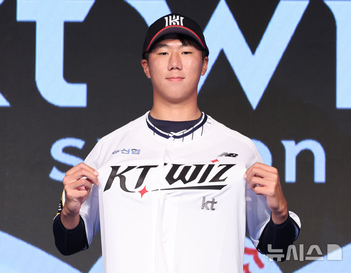 [서울=뉴시스] 김금보 기자 = 11일 오후 서울 송파구 롯데호텔월드에서 열린 '2025 KBO 신인 드래프트'에서 kt 위즈 1라운드 지명된 서울고 김동현이 포즈를 취하고 있다. 2024.09.11. kgb@newsis.com