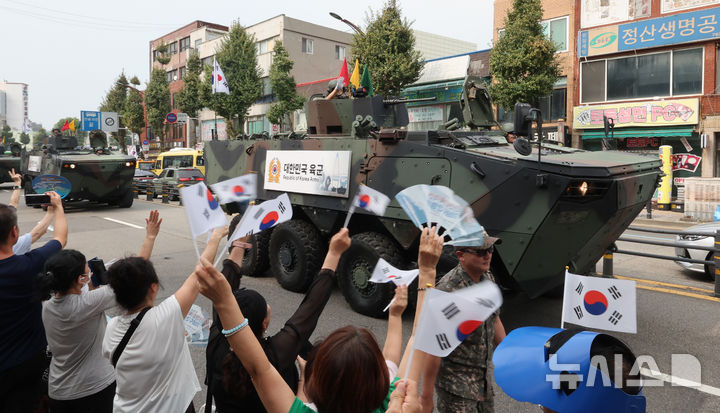 [인천=뉴시스] 전진환 기자 = 11일 오후 인천 중구 동인천역 인근에서 해병대 장병들이 제74주년 인천상륙작전 기념 시가행진을 하고 있다. 2024.09.11. amin2@newsis.com