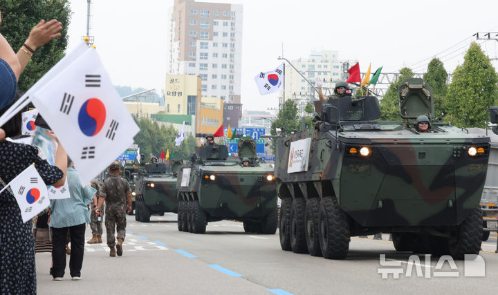 [인천=뉴시스] 전진환 기자 = 11일 오후 인천 중구 유동삼거리 인근에서 육군 17사단 기갑챠량들이 제74주년 인천상륙작전 기념 시가행진을 하고 있다. 2024.09.11. amin2@newsis.com