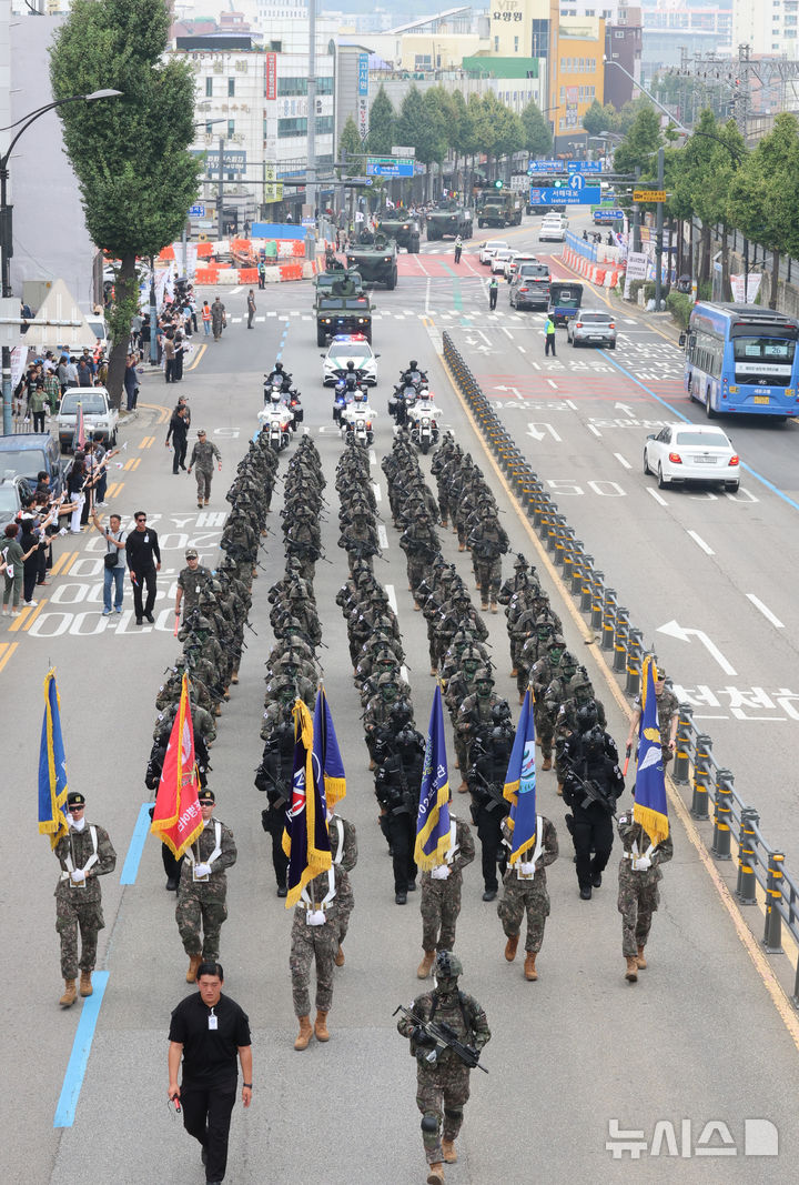 [인천=뉴시스] 전진환 기자 = 11일 오후 인천 중구 유동삼거리 인근에서 육군 17사단 장병들이 제74주년 인천상륙작전 기념 시가행진을 하고 있다. 2024.09.11. amin2@newsis.com