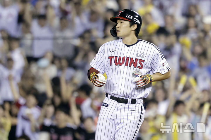 [서울=뉴시스] 최동준 기자 = 11일 서울 잠실야구장에서 열린 2024 KBO 리그 키움 히어로즈 대 LG 트윈스의 경기, 6회말 2사 만루 상황 LG 박해민이 1타점 적시타를 친 뒤 볼 방향 확인을 하고 있다. 2024.09.11. photocdj@newsis.com