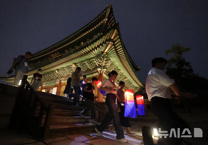 [서울=뉴시스] 추상철 기자 = 11일 오후 서울 종로구 창덕궁에서 열린 '2024년 창덕궁 달빛기행' 사전행사에서 참가자가 궁궐을 둘러보고 있다. 2024.09.11. scchoo@newsis.com