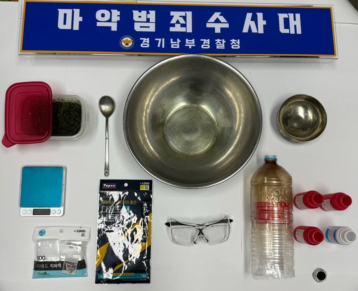 외국인들이 마약 제조에 사용한 물품들. (사진=경기남부경찰청 제공) *재판매 및 DB 금지