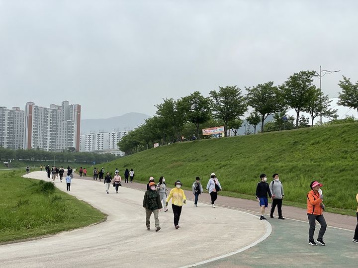 [양산=뉴시스] 안지율 기자 = 시민들이 양산천 둔치 일원을 걷고 있다. (사진=양산시 제공) 2024.09.15. photo@newsis.com *재판매 및 DB 금지