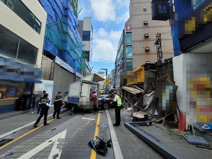 [부산=뉴시스] 12일 오후 1시13분께 부산의 한 도로에서 화물차를 들이받은 승용차가 인도로 돌진해 보행자 2명이 치여 숨지게 하는 사고가 발생했다. (사진=부산경찰청 제공) 2024.09.12. photo@newsis.com *재판매 및 DB 금지