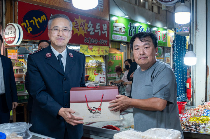 [서울=뉴시스] 서울 금천구한 별빛남문시장에서 구세군 추석 명절 나눔 활동 (사진=구세군 제공) 2024.09.12. photo@newsis.com *재판매 및 DB 금지