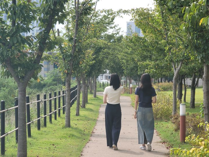 [대구=뉴시스] 이상제 기자 = 12일 대구 동구 각산동 나불지를 찾은 시민들이 산책을 즐기고 있다. 2024.09.12. king@newsis.com *재판매 및 DB 금지