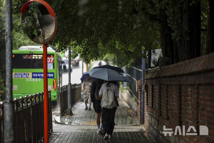 [서울=뉴시스] 정병혁 기자 = 지난 12일 서울 구로구 온수역 인근에서 우산을 쓴 시민들이 이동하고 있다. 2024.09.12. jhope@newsis.com